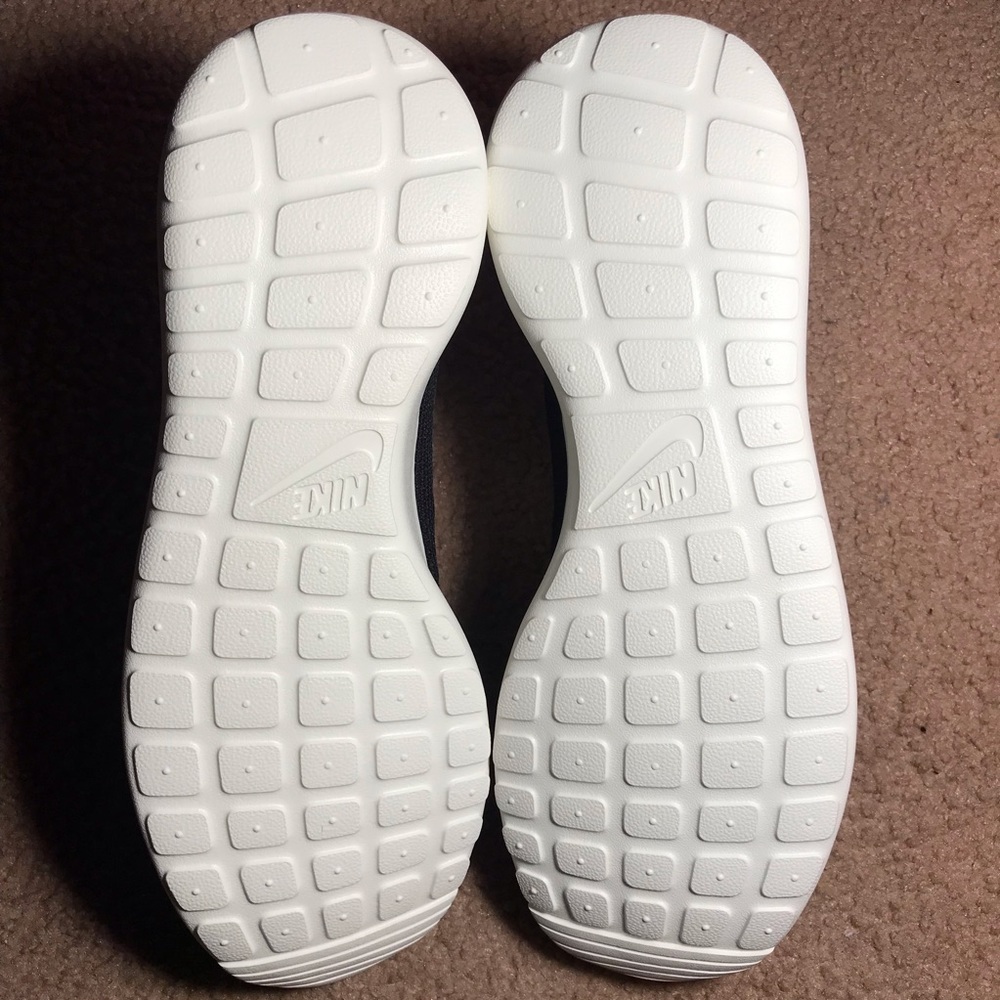 NEW Men’s (10.5) Nike Roshe - Picture 2 of 4